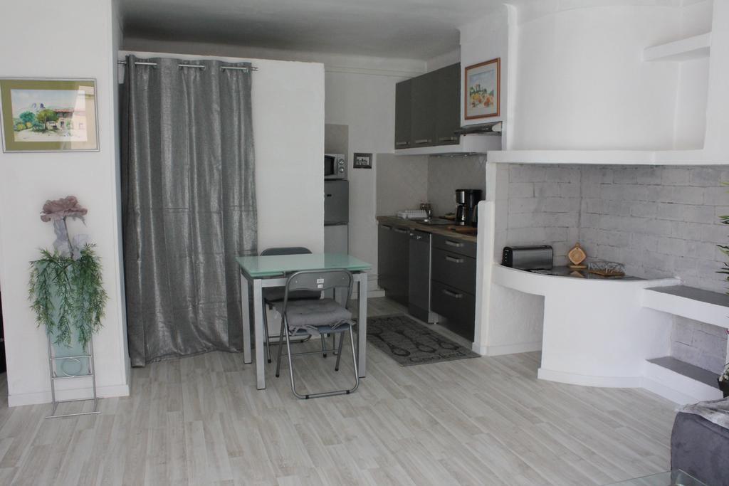 Studio De Charme Avec Sa Terrasse En Plein Coeur De Ville L'Isle-sur-la-Sorgue Bagian luar foto