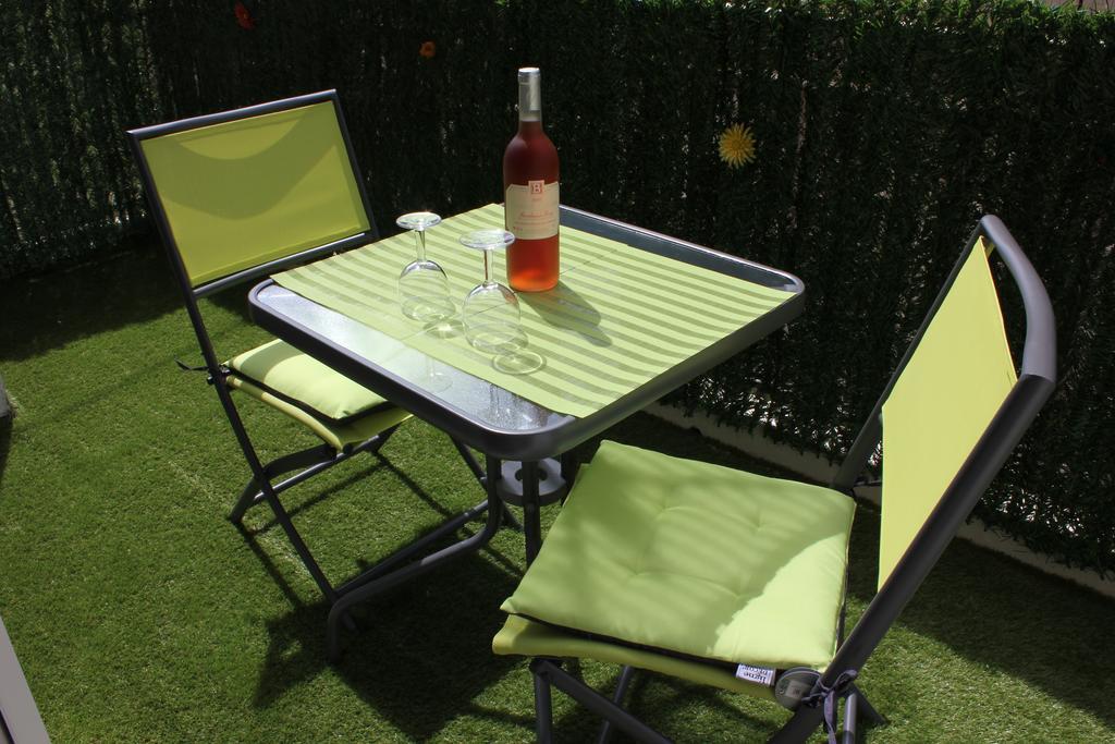 Studio De Charme Avec Sa Terrasse En Plein Coeur De Ville L'Isle-sur-la-Sorgue Bagian luar foto