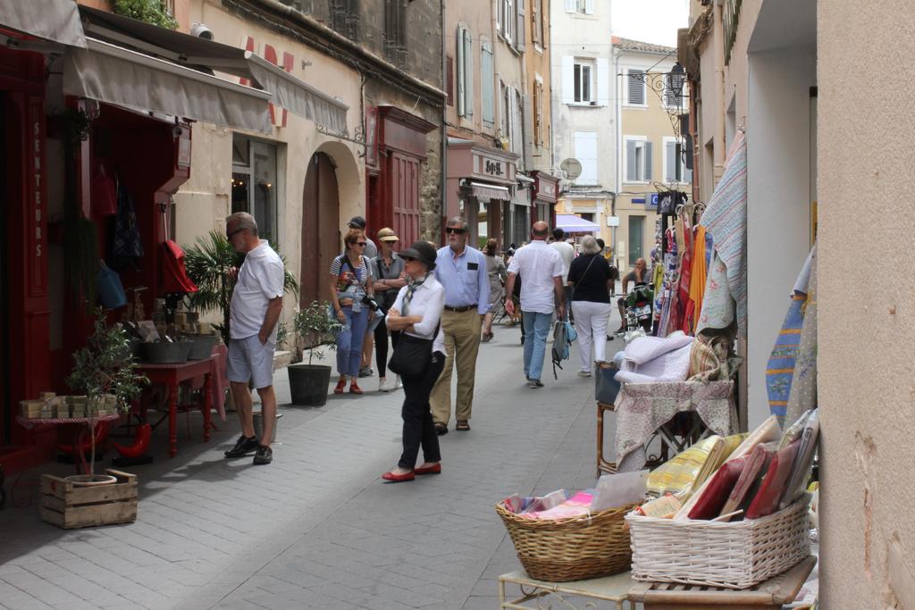 Studio De Charme Avec Sa Terrasse En Plein Coeur De Ville L'Isle-sur-la-Sorgue Bagian luar foto