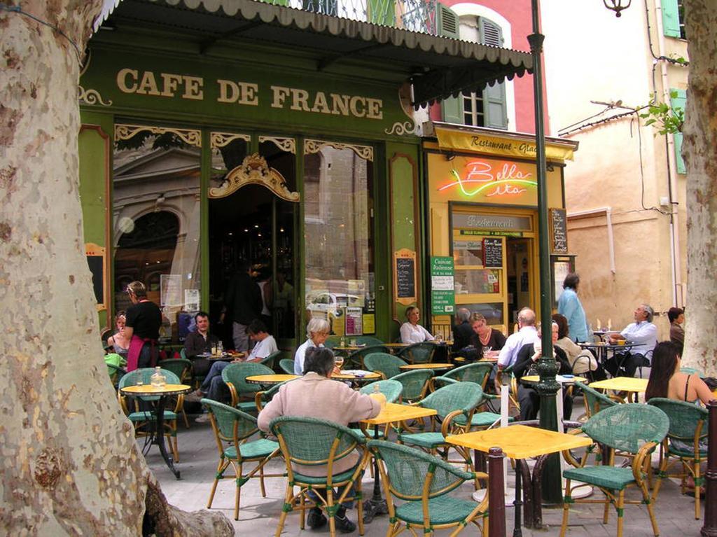 Studio De Charme Avec Sa Terrasse En Plein Coeur De Ville L'Isle-sur-la-Sorgue Bagian luar foto